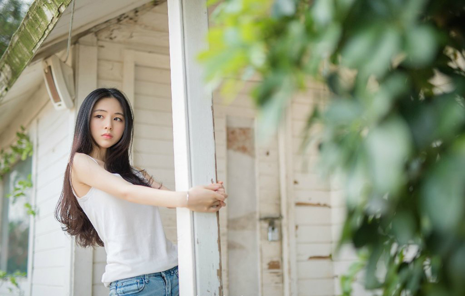“喏。”关羽点了点头，之时在心里却默默地叹息一声，如此一来，汉室仅存的那点威严却是彻底没了，等于是刘备也同样将献帝视作了傀儡，不过内心里，关羽也没什么抵触，天下已经这样了，绝不是献帝一个小娃娃能够执掌的，待日后刘备扫平寰宇之时，自然可以重新树立大汉的威严。